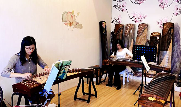 Buổi học đàn tranh tại Guzheng Đông Phương Mai